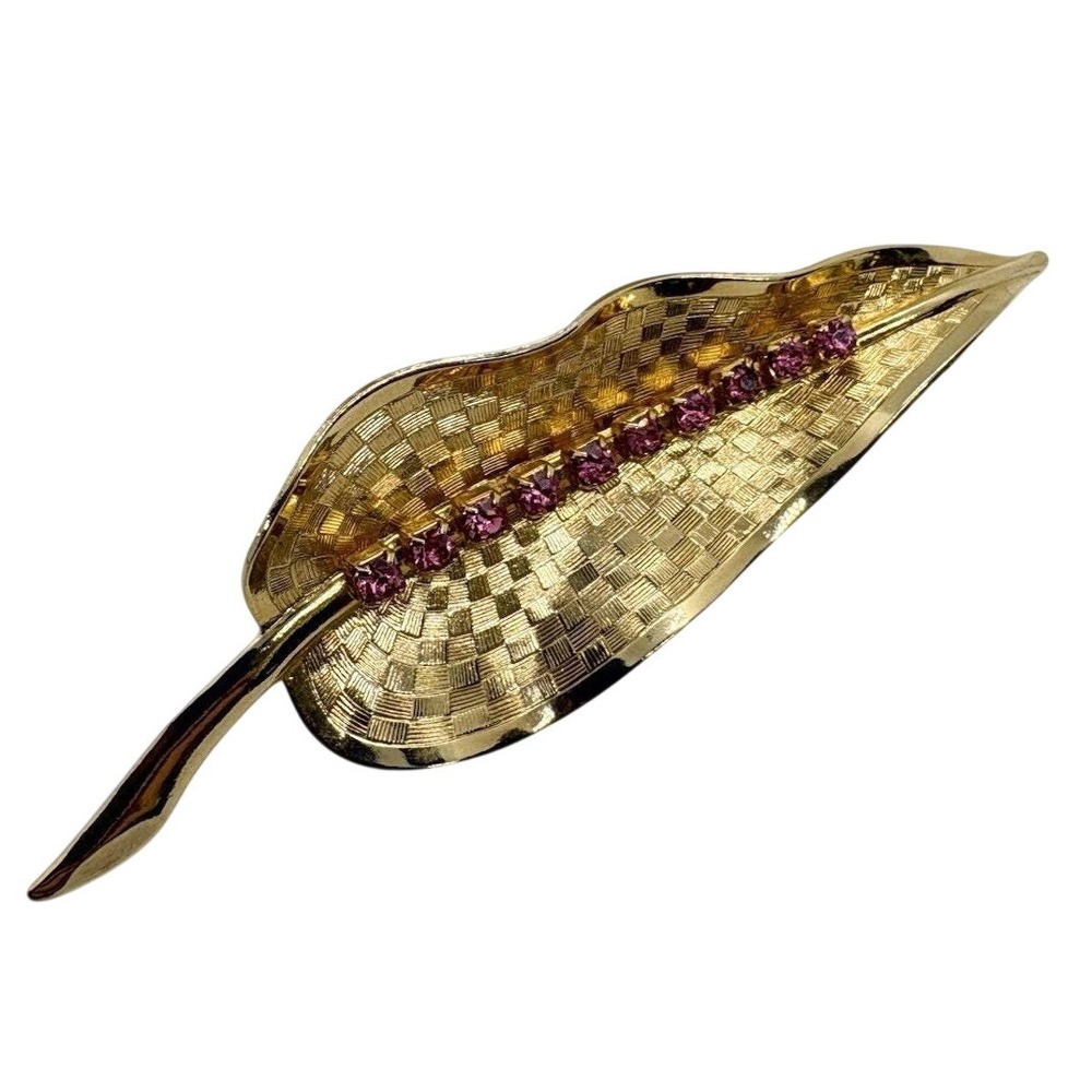 Vintage Etched Gold Tone Pink Rhinestone Curved Leaf Pin Brooch Retro Mod 60s